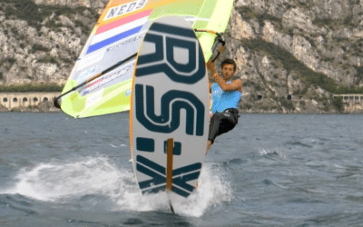 Kiran Badloe en Lilian de Geus stijgen naar eerste plek op WK windsurfen, Van Rijsselberghe derde